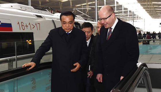 Premier Li invites CEE countries leaders to take China-made bullet train