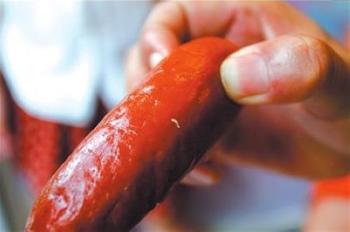 物美超市所售烤腸現(xiàn)蛆 稱(chēng)若吃出病愿擔(dān)醫(yī)療費(fèi)