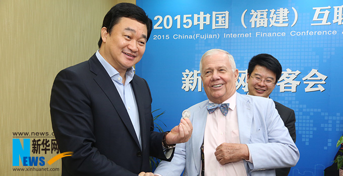 羅杰斯參加思客會(huì)，與新華網(wǎng)董事長、總裁田舒斌親切交談。
