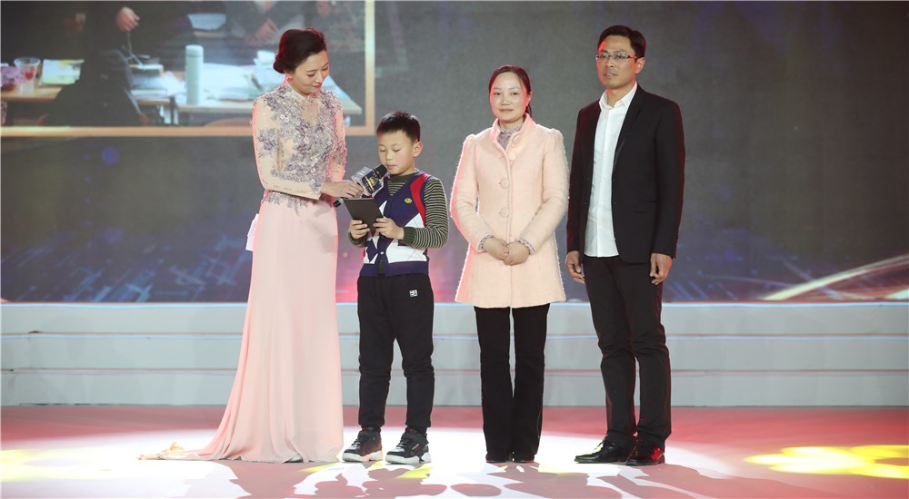 第五位年度感動(dòng)人物“支教夫妻” 湯恒躍、吳玲的兒子分享對爸爸媽媽的祝愿