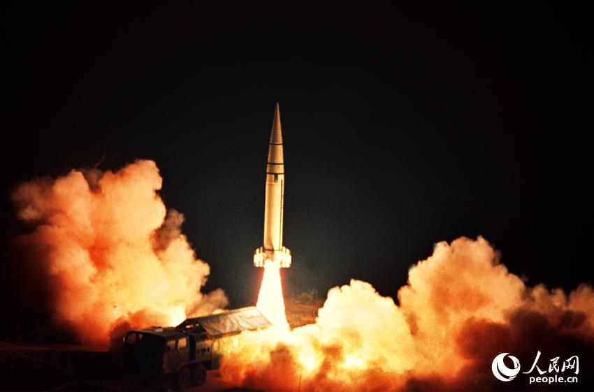 戈壁驚雷。馮根鎖攝