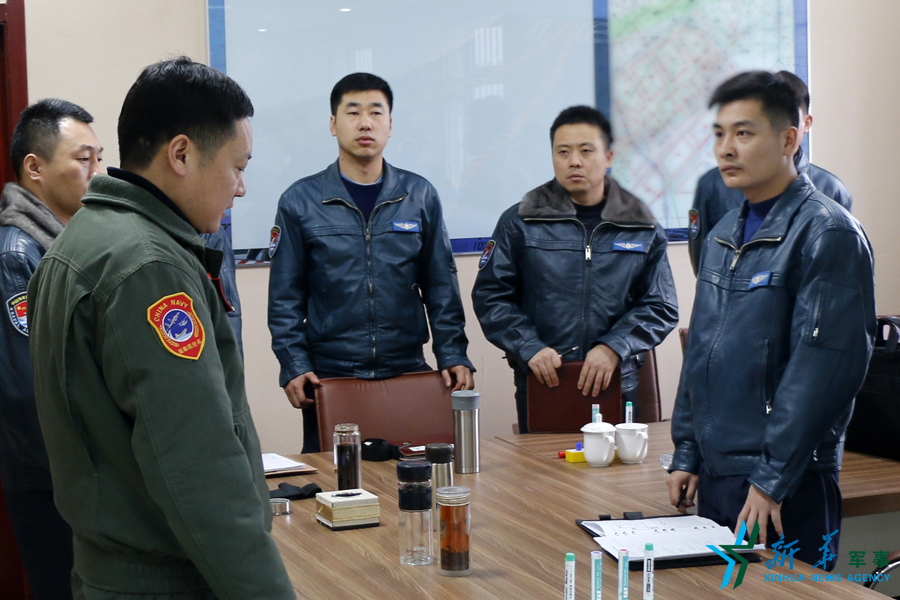 張超（右一）飛行后參加講評。