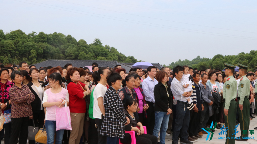 ↑資料圖片：張超烈士骨灰安葬儀式現(xiàn)場，岳陽的父老鄉(xiāng)親紛紛來給張超送別。