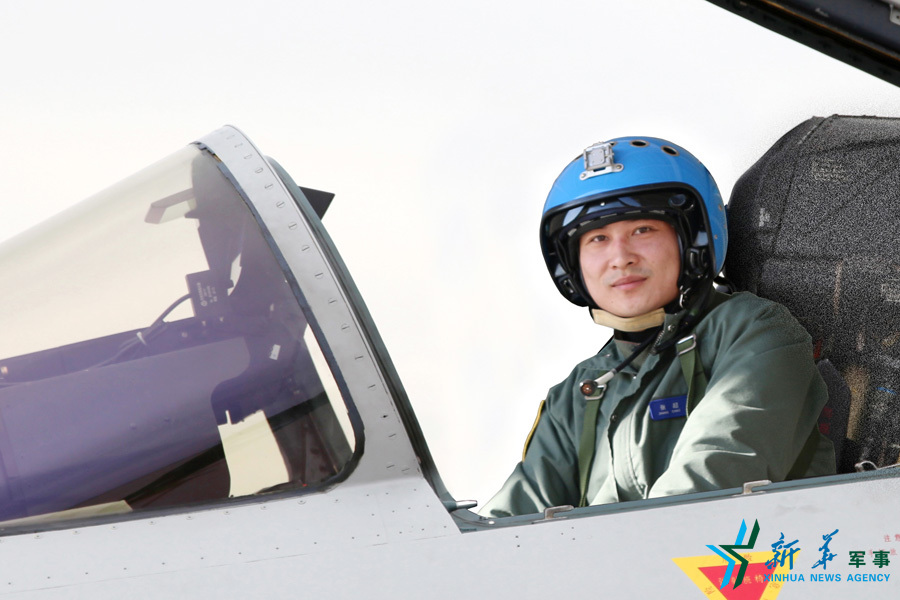 ↑戰(zhàn)機(jī)上準(zhǔn)備起飛的張超。