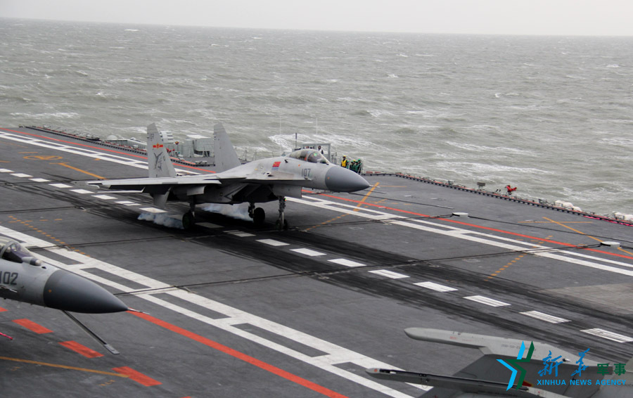 ↑資料圖片：艦載戰(zhàn)斗機(jī)下落著艦瞬間。