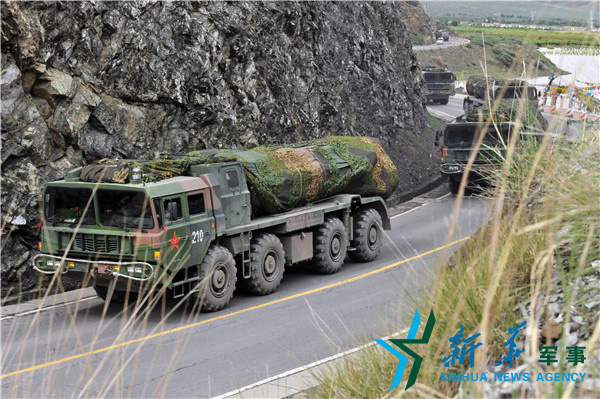 ↑向疏散隱蔽地域?qū)嵤└咚贆C(jī)動(dòng)。（宋來蕤攝）