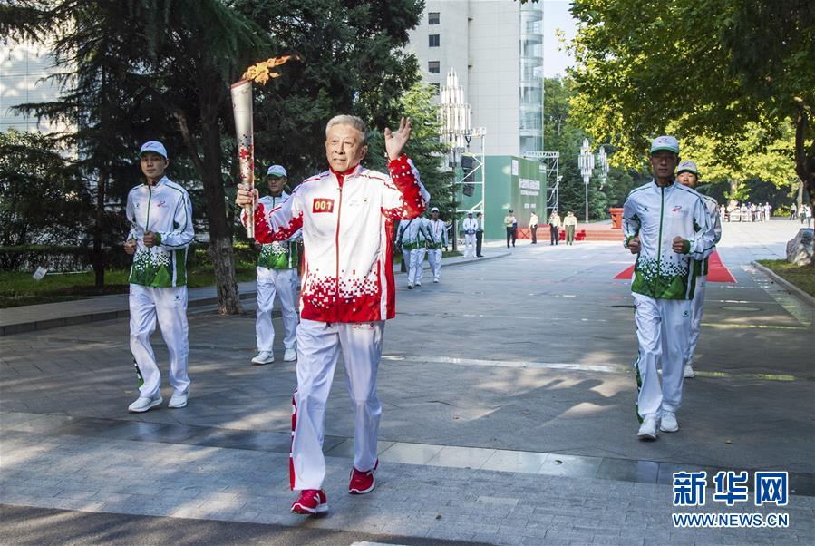 (軍運(yùn)會(huì)·圖文互動(dòng))(1)軍運(yùn)會(huì)火炬?zhèn)鬟f活動(dòng)在火箭軍工程大學(xué)舉行(配本社同題文字稿)