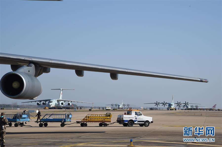 （聚焦疫情防控·圖文互動(dòng)）（4）空軍第四次向武漢大規(guī)?？者\(yùn)醫(yī)療隊(duì)員和物資