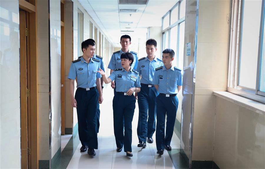 （圖文互動）（3）“白衣戰(zhàn)士”在沖鋒——記“最美新時(shí)代革命軍人”仲月霞