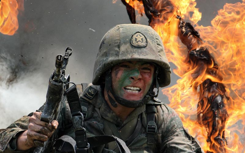 喬天富作品:“炮火硝煙”中鑄就“心理盾牌”