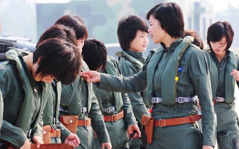 沈玲作品:殲擊機(jī)女飛行員速寫