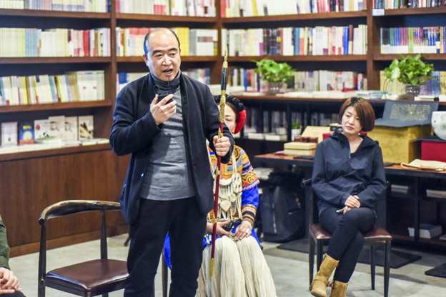 劉文濤：通過對每件兵器的復制，我們了解兵器造型與兵器制作的手藝，實現(xiàn)與古人的對話。