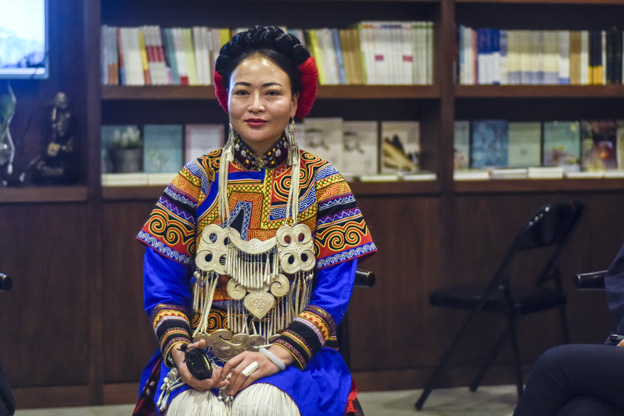 阿牛阿呷：對彝族姑娘來說，胎教就是彝族的刺繡文化，但是當我們走出來，我們覺得我們對其他支系的服飾知識了解太少了，需要學習的很多，所以開辦了這個專業(yè)。