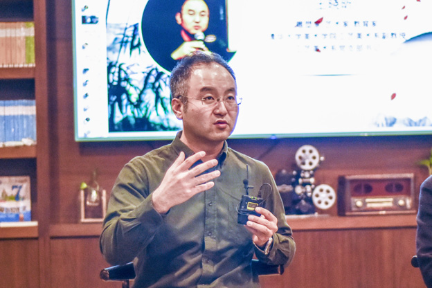 王曉昕：語言問題其實是非遺傳承所面臨的一個普遍問題。非遺傳承人可能有很好的技藝，但是因為語言問題沒有辦法與外面的人交流，就失去了傳承的機會。