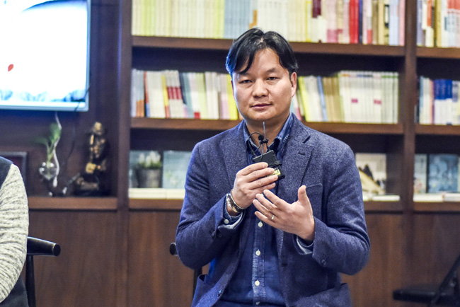 丁大為：烏銅走銀有三百年的歷史了，是云南地區(qū)獨有的技藝。這門技藝入門大概需要3年，學(xué)成需要20年。用語言去表達它其實是很難的。