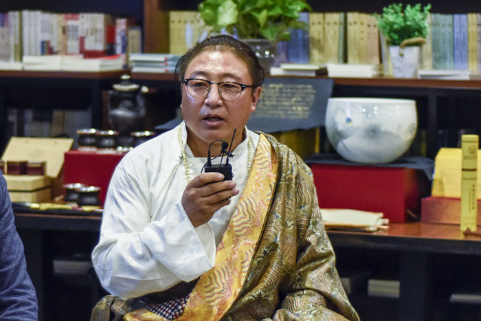 安久·白瑪群加：絕對不能為了錢做手藝的傳承人，傳承手藝是因?yàn)槲覀冇袀鞒忻褡逄厣幕呢?zé)任，要時刻謹(jǐn)記這一份責(zé)任。