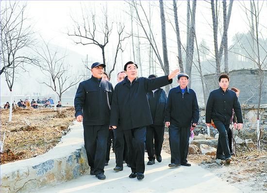 11月27日，省委書記、省人大常委會(huì)主任張慶黎到加強(qiáng)基層建設(shè)年活動(dòng)聯(lián)系點(diǎn)淶水縣悟空寺村看望慰問(wèn)村民，向當(dāng)?shù)馗刹咳罕娦v黨的十八大精神。這是張慶黎在悟空寺村詳細(xì)了解村容村貌的建設(shè)情況。郭昭 攝