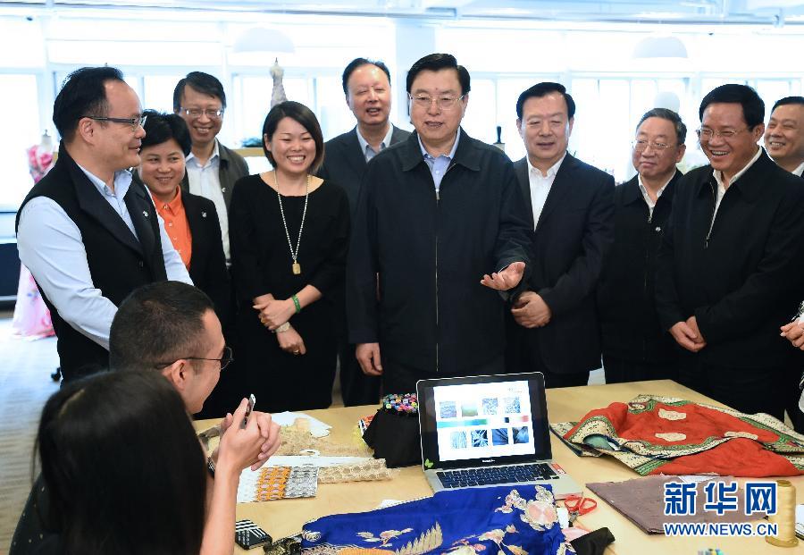 5月8日至11日，中共中央政治局常委、全國人大常委會委員長張德江在浙江調研。這是5月9日，張德江來到位于嘉興市的雅瑩服裝有限公司，了解公司的服裝設計、生產(chǎn)和銷售情況。新華社記者 馬占成 攝 