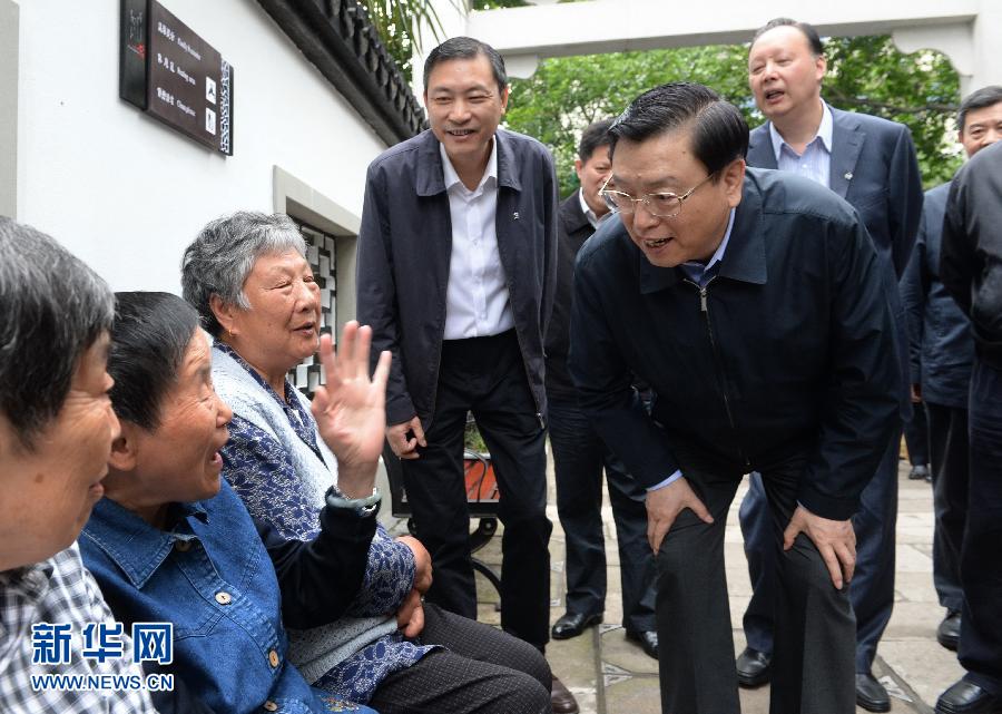 這是5月10日，張德江來到杭州市小營街道調研，并與市民親切交談。新華社記者 馬占成 攝 