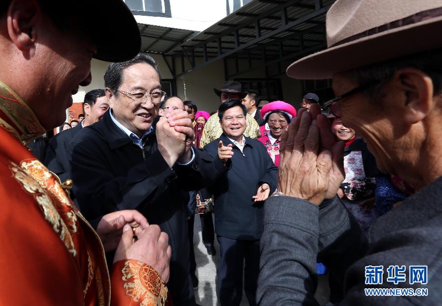 這是5月16日，俞正聲在香格里拉縣建塘鎮(zhèn)金龍社區(qū)與居民們親切交談。 新華社記者 劉衛(wèi)兵 攝
