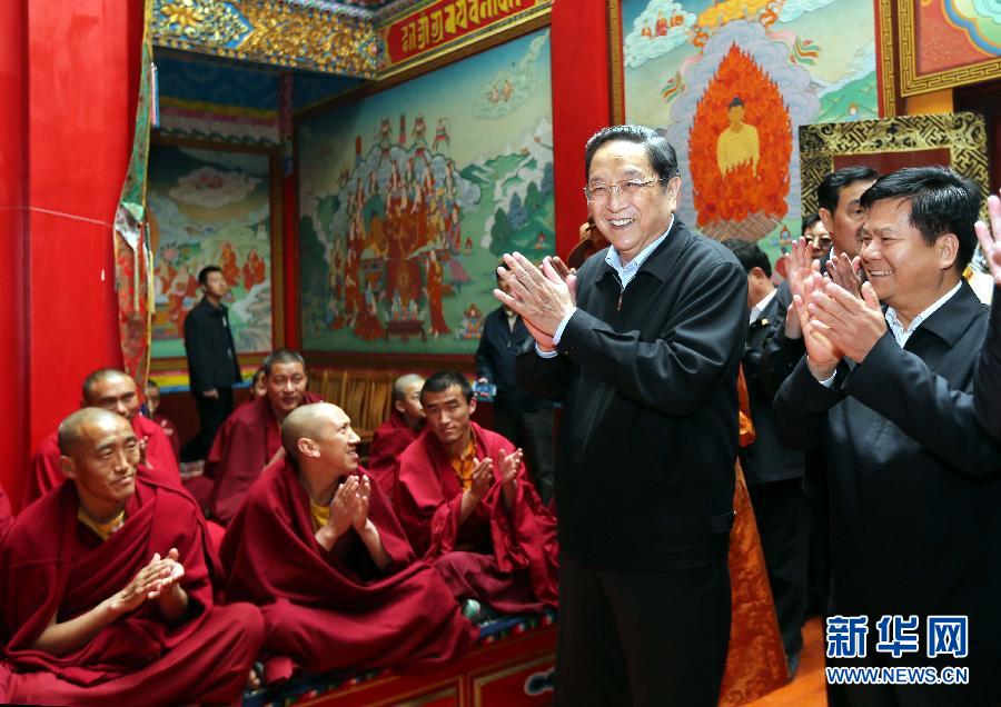 這是5月16日，俞正聲在云南佛學(xué)院迪慶藏傳佛教分院看望宗教界人士。 新華社記者 劉衛(wèi)兵 攝