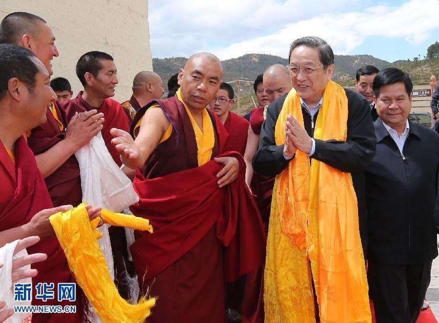 這是5月16日，俞正聲在松贊林寺看望宗教界人士。 新華社記者 劉衛(wèi)兵 攝