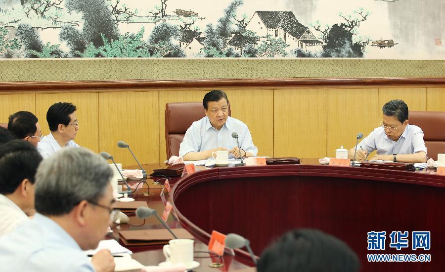 6月24日，中共中央政治局常委、中央黨的群眾路線教育實(shí)踐活動(dòng)領(lǐng)導(dǎo)小組組長(zhǎng)劉云山在北京主持召開中央黨的群眾路線教育實(shí)踐活動(dòng)領(lǐng)導(dǎo)小組會(huì)議。新華社記者 姚大偉 攝 