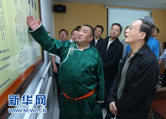 這是7月3日，王岐山在巴彥德力格爾嘎查“兩委”活動(dòng)室了解基層黨建情況。新華社記者 龐興雷 攝