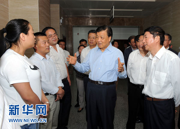 這是7月18日，劉云山在青海省政府行政服務(wù)和公共資源交易中心調(diào)研。新華社記者 饒愛民 攝