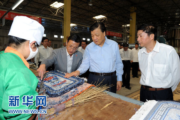 這是7月18日，劉云山在青海藏羊地毯集團有限公司調(diào)研。新華社記者 饒愛民 攝