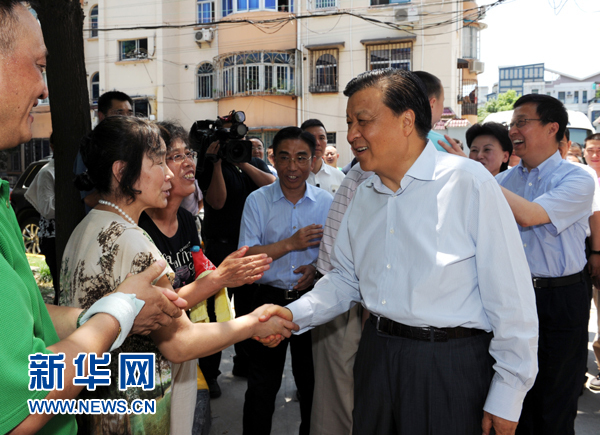 這是7月22日，劉云山在上海市普陀區(qū)桃浦鎮(zhèn)蓮花公寓居委會(huì)調(diào)研時(shí)同社區(qū)居民親切握手。新華社記者 饒愛民 攝