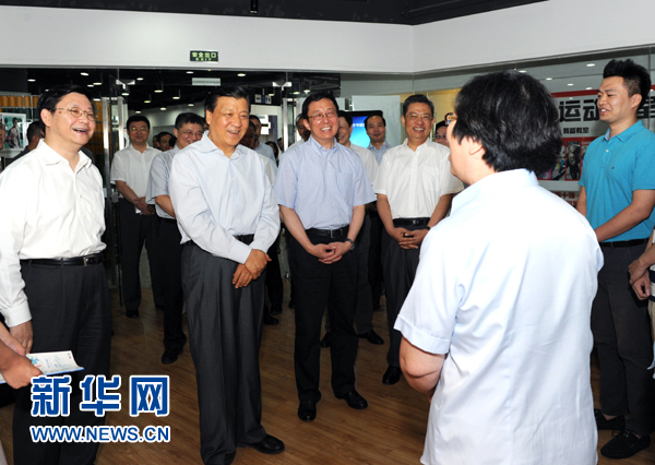 這是7月22日，劉云山在上海市靜安區(qū)就樓宇黨建工作進(jìn)行調(diào)研。新華社記者 饒愛民 攝 