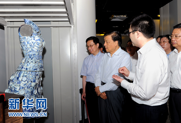 這是7月22日，劉云山在上海國家對(duì)外文化貿(mào)易基地調(diào)研。新華社記者 饒愛民 攝 