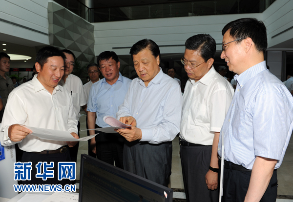  7月22日至23日，中共中央政治局常委、中央書記處書記劉云山在上海調(diào)研。這是7月22日，劉云山在中國（上海）自貿(mào)試驗(yàn)區(qū)外高橋綜合服務(wù)大廳調(diào)研。新華社記者 饒愛民 攝 