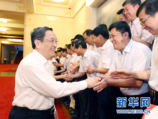 會(huì)前，俞正聲、張高麗接見(jiàn)援藏干部代表，向參加對(duì)口支援西藏工作的各地區(qū)各部門(mén)各單位和廣大援藏干部表示誠(chéng)摯問(wèn)候。新華社記者 姚大偉 攝