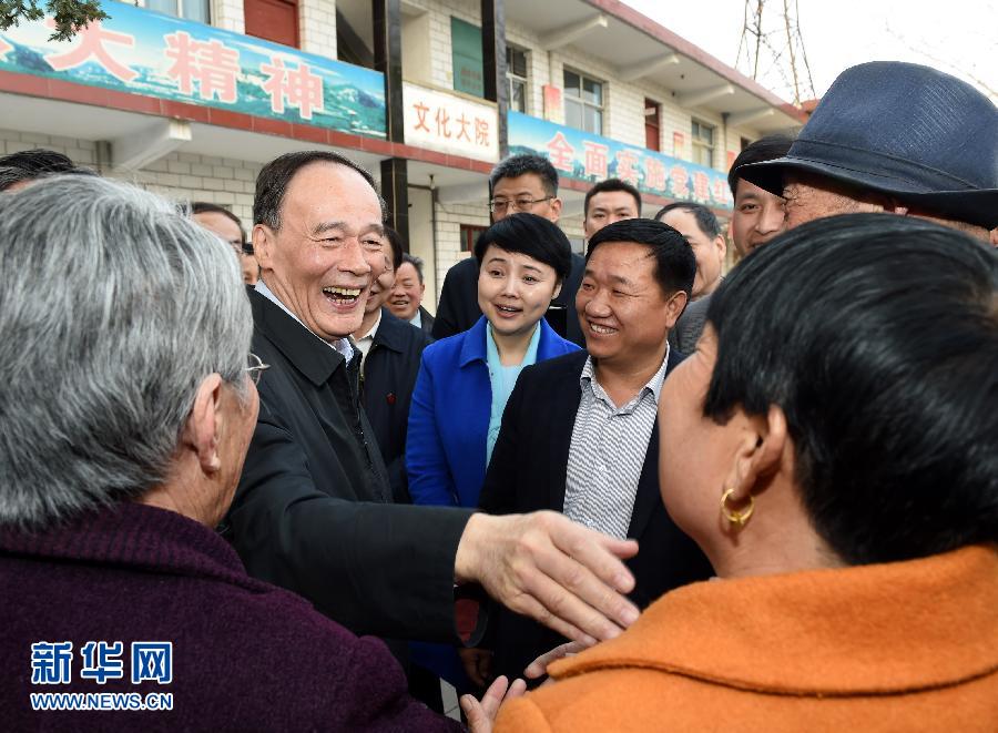 3月27日至28日，中共中央政治局常委、中央紀(jì)委書記王岐山到河南省調(diào)研，并主持召開座談會(huì)。這是3月27日王岐山在河南林州姚村鎮(zhèn)馮家口村同村民親切交談。 新華社記者 饒愛民 攝
