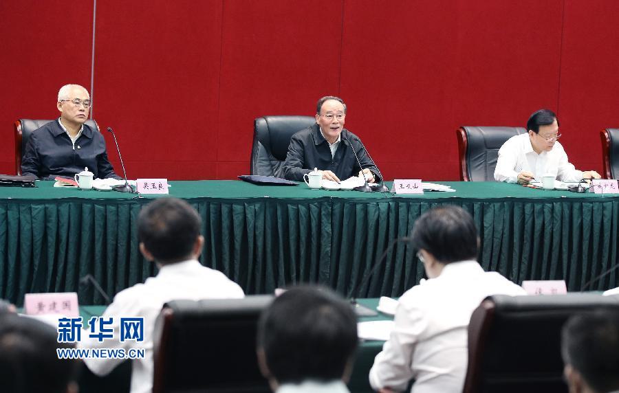 5月8日至10日，中共中央政治局常委、中央紀委書記王岐山到浙江省調(diào)研，并主持召開部分省區(qū)市紀委書記座談會。這是5月9日，王岐山在嘉興主持召開部分省區(qū)市紀委書記座談會。新華社記者 姚大偉 攝 