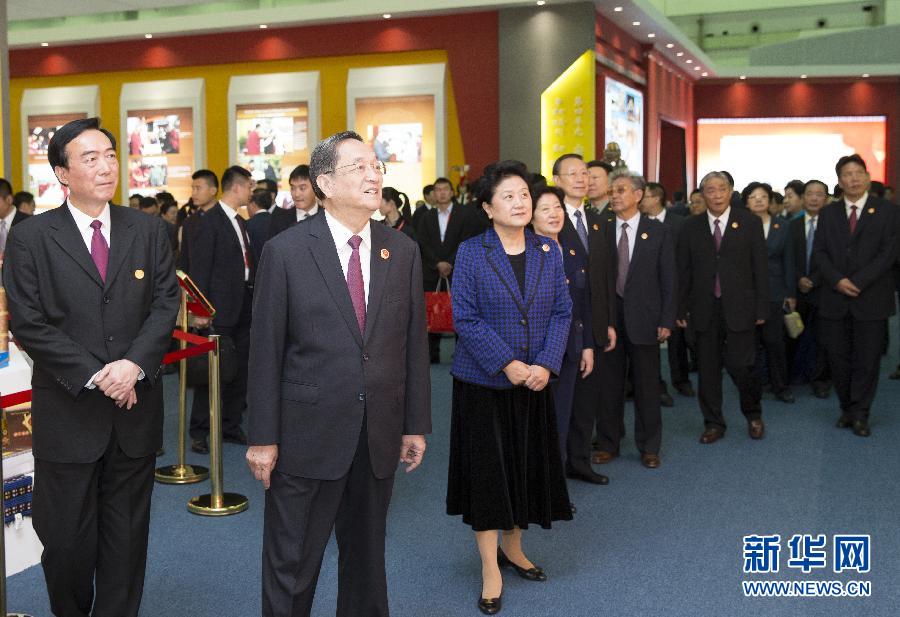 9月7日，中共中央政治局常委、全國政協(xié)主席、中央代表團(tuán)團(tuán)長俞正聲率代表團(tuán)全體成員來到拉薩西藏會(huì)展中心，出席《圓夢中國西藏華章——西藏自治區(qū)成立50年成就展》開幕式并參觀展覽。 新華社記者 黃敬文 攝 