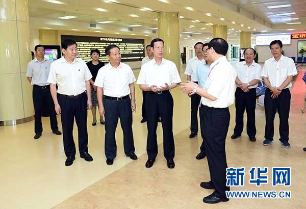 9月16日至18日，中共中央政治局常委、國(guó)務(wù)院副總理張高麗在廣西調(diào)研。這是9月17日，張高麗在南寧市公共資源交易中心對(duì)外服務(wù)大廳了解自治區(qū)簡(jiǎn)政放權(quán)有關(guān)工作。 新華社記者張鐸攝