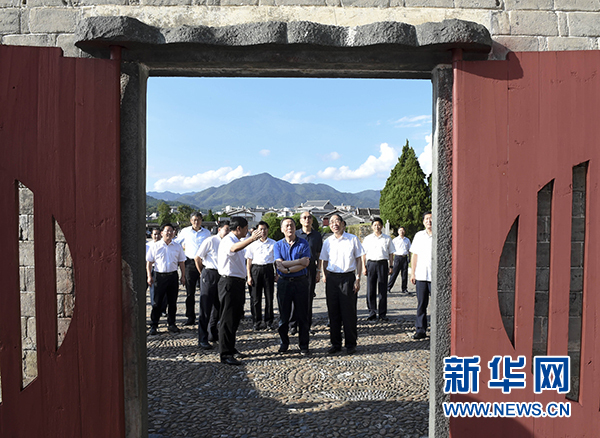 9月24日至26日，中共中央政治局常委、中央紀(jì)委書記王岐山在福建調(diào)研。這是9月24日，王岐山在上杭縣古田鎮(zhèn)參觀古田會(huì)議會(huì)址。新華社記者張鐸攝