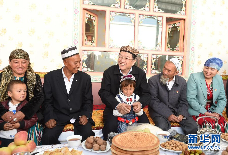9月27日，中共中央政治局常委、全國(guó)政協(xié)主席、中央代表團(tuán)團(tuán)長(zhǎng)俞正聲率中央代表團(tuán)部分成員赴喀什地區(qū)莎車(chē)縣看望各族干部群眾。這是俞正聲在莎車(chē)縣艾力西湖鎮(zhèn)21村看望維吾爾族村民阿布來(lái)提·阿不力孜一家。新華社記者 高潔 攝