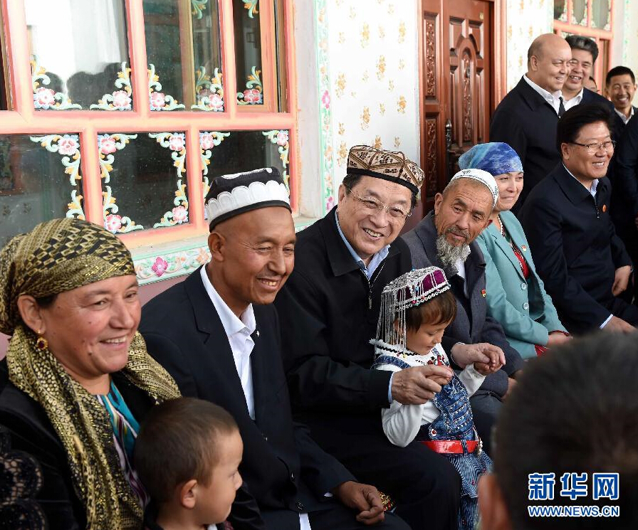 9月27日，中共中央政治局常委、全國(guó)政協(xié)主席、中央代表團(tuán)團(tuán)長(zhǎng)俞正聲率中央代表團(tuán)部分成員赴喀什地區(qū)莎車(chē)縣看望各族干部群眾。這是俞正聲在莎車(chē)縣艾力西湖鎮(zhèn)21村看望維吾爾族村民阿布來(lái)提·阿不力孜一家。新華社記者 饒愛(ài)民 攝