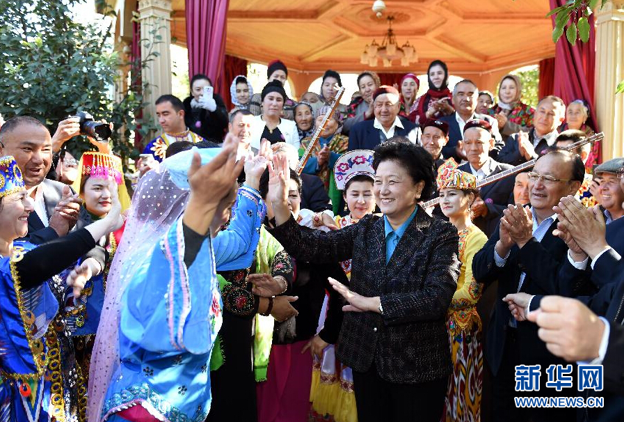 9月29日，中共中央政治局委員、國務(wù)院副總理、中央代表團(tuán)副團(tuán)長劉延?xùn)|率中央代表團(tuán)分團(tuán)在伊犁哈薩克自治州看望慰問各族干部群眾。這是劉延?xùn)|在伊寧市漢賓鄉(xiāng)發(fā)展村考察慰問時(shí)與表演維吾爾族傳統(tǒng)歌舞“麥西來甫”的村民們交流。新華社記者張領(lǐng)攝