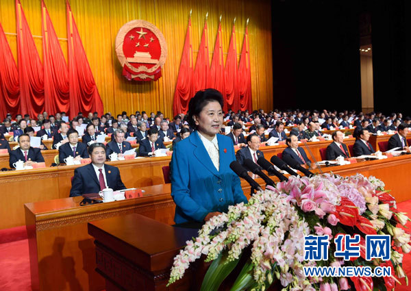 10月1日，慶祝中華人民共和國成立66周年暨新疆維吾爾自治區(qū)成立60周年大會在新疆人民會堂隆重舉行。這是中共中央政治局委員、國務(wù)院副總理、中央代表團副團長劉延東宣讀中共中央、全國人大常委會、國務(wù)院、全國政協(xié)、中央軍委關(guān)于慶祝新疆維吾爾自治區(qū)成立60周年的賀電。新華社記者 饒愛民 攝 