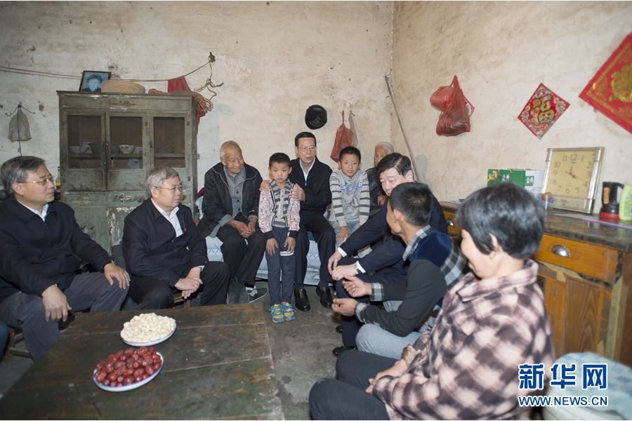 10月22日至23日，中共中央政治局常委、國務(wù)院副總理張高麗在山東調(diào)研扶貧工作情況。這是10月22日，張高麗在菏澤市巨野縣田莊鎮(zhèn)后屯村入戶看望生活困難村民。 新華社記者 王曄 攝