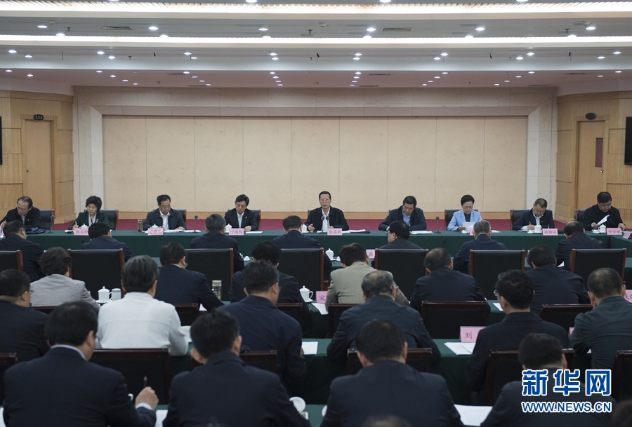 10月22日至23日，中共中央政治局常委、國務(wù)院副總理張高麗在山東調(diào)研扶貧工作情況。這是10月23日，張高麗在菏澤市主持召開扶貧工作座談會(huì)。 新華社記者 王曄 攝