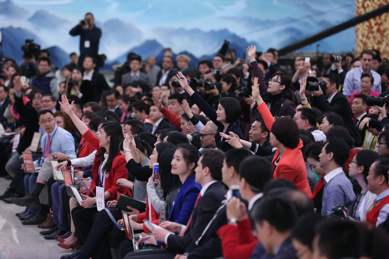 3月15日，國(guó)務(wù)院總理李克強(qiáng)在北京人民大會(huì)堂與中外記者見面，并回答記者提問。這是記者舉手爭(zhēng)取提問機(jī)會(huì)。 新華社記者 才揚(yáng) 攝