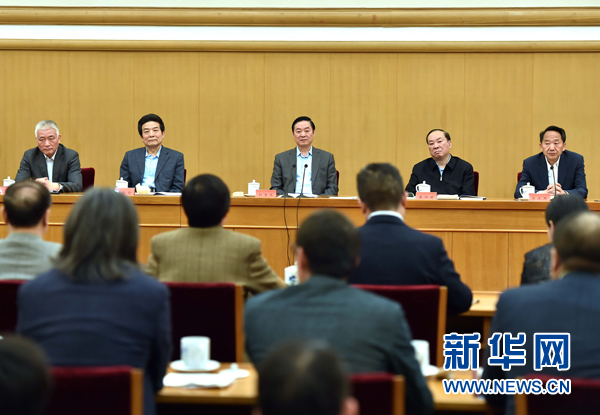 4月8日，中共中央政治局委員、中央書記處書記、中宣部部長劉奇葆在北京同講好中國故事專家學(xué)者、文化交流使者研討班學(xué)員座談。 新華社記者李濤 攝