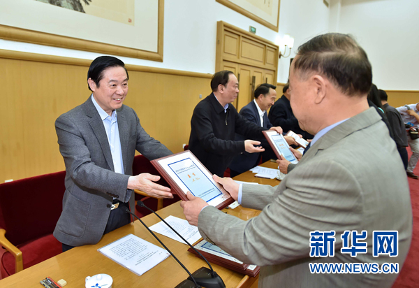 4月8日，中共中央政治局委員、中央書記處書記、中宣部部長劉奇葆在北京同講好中國故事專家學(xué)者、文化交流使者研討班學(xué)員座談。這是劉奇葆在座談會(huì)上向獲得講好中國故事文化交流使者稱號(hào)的代表頒發(fā)證書。新華社記者 李濤 攝