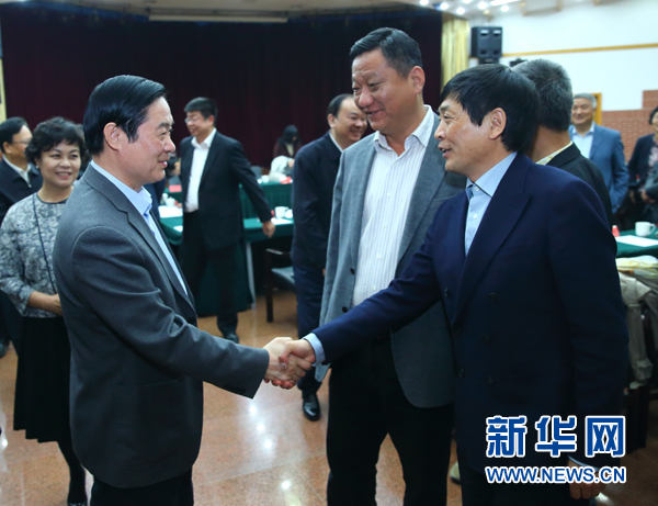 4月12日，中共中央政治局委員、中央書記處書記、中宣部部長(zhǎng)劉奇葆在北京出席“走向世界的中國(guó)兒童文學(xué)”座談會(huì)并講話。這是座談會(huì)后，劉奇葆與國(guó)際安徒生獎(jiǎng)獲得者、兒童文學(xué)作家曹文軒握手。新華社記者丁海濤攝